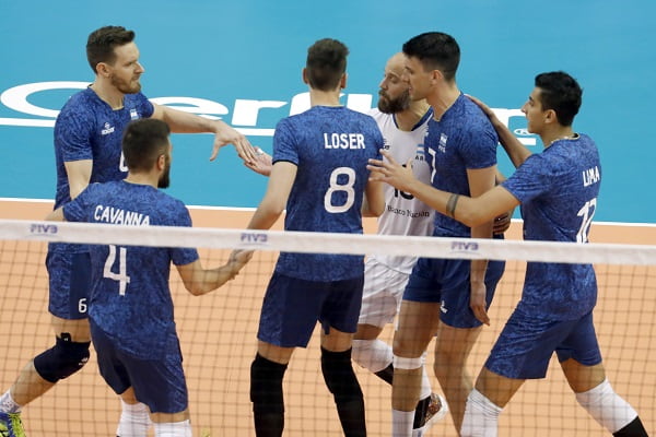 El equipo de Argentina celebra un punto en el partido contra Polonia durante el Campeonato Mundial de Voleibol Masculino de 2018. Foto: FIVB