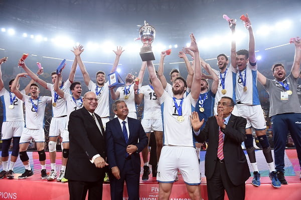 El equipo de Argentina celebra la obtención del título en el Campeonato Mundial de Voleibol Masculino Sub-23 de 2017. Foto: FIVB