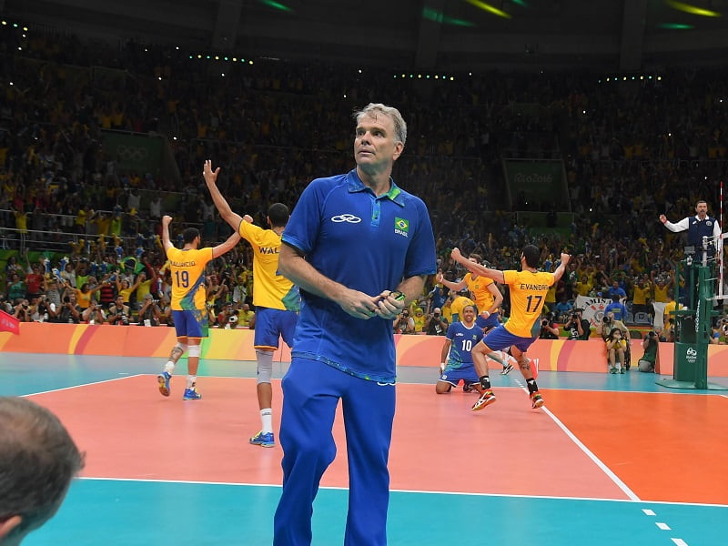 El entrenador de Brasil, Bernardo Rezende, aparentemente incrédulo tras ganar la medalla de oro en los Juegos Olímpicos de Verano 2016. Foto: FIVB