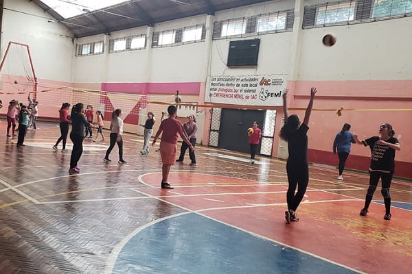 Niños de la Escuela Deportiva Municipal de Voleibol de Treinta y Tres jugando y aprendiendo voleibol