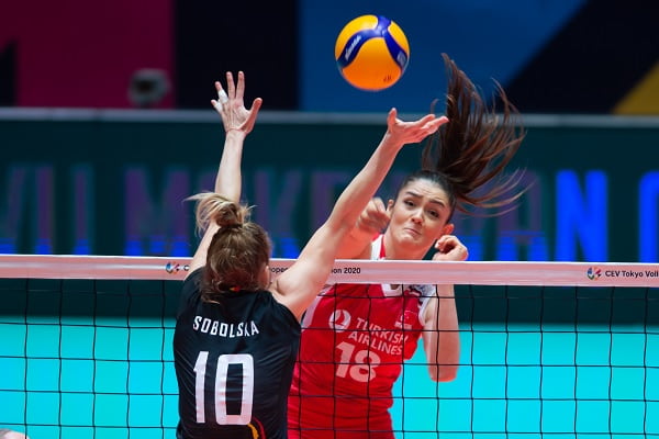 Zehra Gunes (TUR) supera a Dominika Sobolska (BEL) en el partido de cuartos de final de las eliminatorias europeas para los Juegos Olímpicos de Tokio 2020. Foto: FIVB