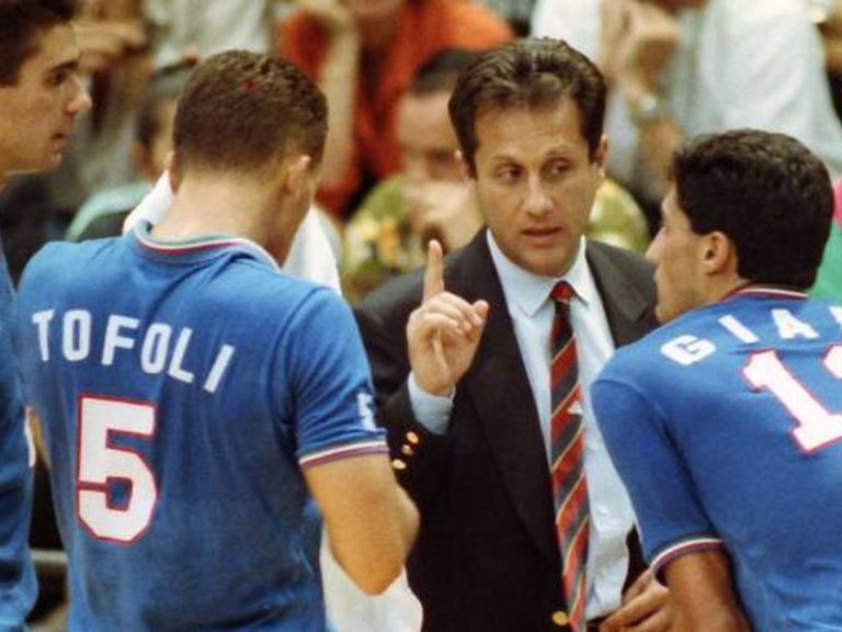 Julio Velasco habla con Andrea Giani y Paolo Tofoli en el entretiempo de un partido