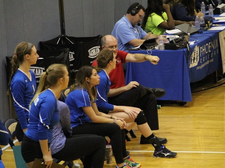 Jim Dietz entrenador de Loggers habla con una jugadora durante el partido con Phoenix College. Foto: Lincoln Land Community College