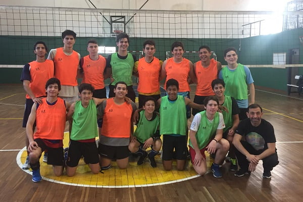 Los jugadores y el entrenador Rafael Codina en la clínica para selecciones masculinas Sub-17 y Sub-19 de Uruguay en Paso de los Toros, 18 de mayo 2019. Foto: Liga Isabelina de Voleibol