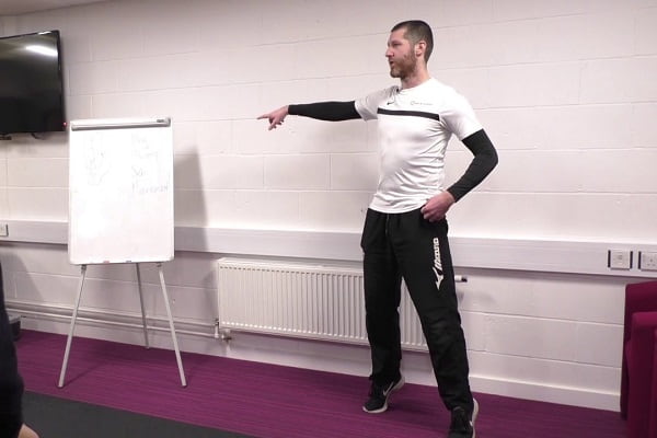 Gary Hutt dictando el taller Entrenamiento físico para voleibol en la cancha, en la Universidad de Nottingham Trent. Foto: VolleyScience