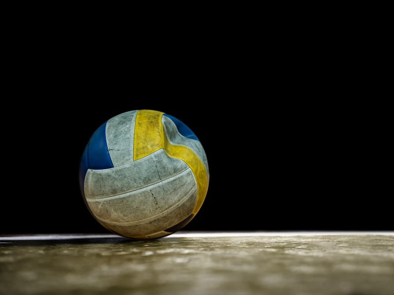 Pelota de voleibol desgastada y algo desinflada. Foto: Depositphotos