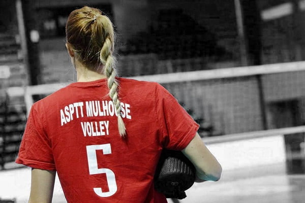 Ciara Michel del equipo ASPTT Mulhouse Volley (FR) ingresa a la cancha con un rodillo de espuma debajo del brazo