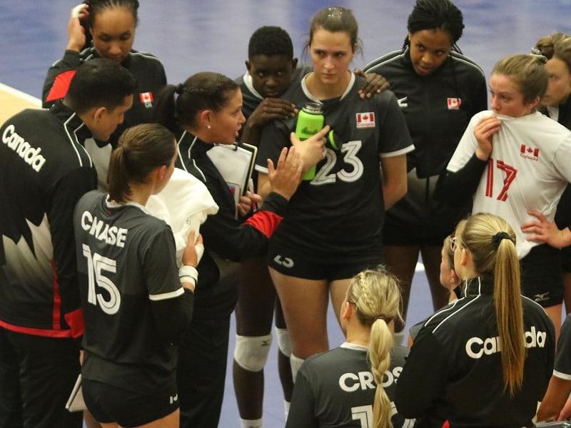 Shannon Winzer habla con las jugadoras de la selección de Canadá. Foto: Volleyball Canada