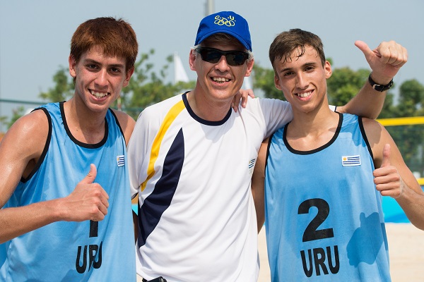 Diego Cairus (centro) con su hijo Marco (a la derecha) y Mauricio Vieyto después de que el equipo de Uruguay capturó el Grupo A en la competencia de Voleibol de Playa en los Juegos Olímpicos de la Juventud Nanjing 2014. Foto: FIVB